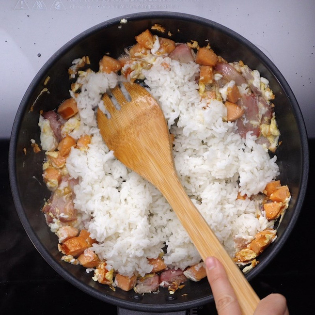 Recipe: Fried rice with fresh lychees - video