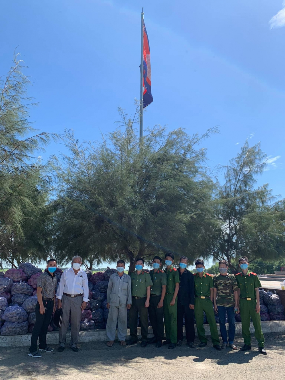 Vietnam’s localities support Vietnamese Cambodians in Covid-19 fight