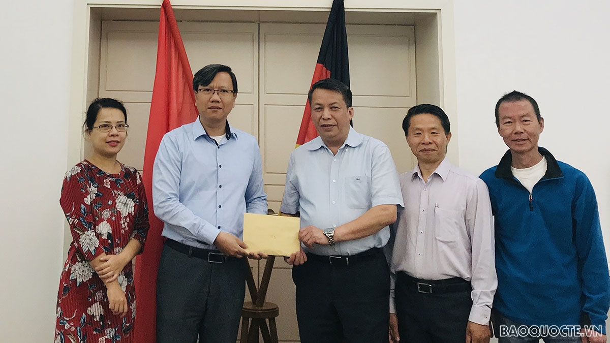 Overseas Vietnamese in Ukraine, Switzerland helps domestic citizens with donations