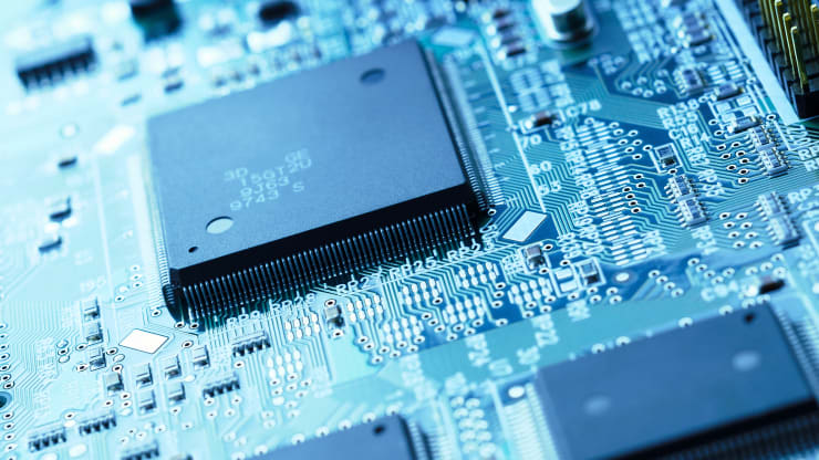 us weighs banning transactions with chinas largest chipmaker