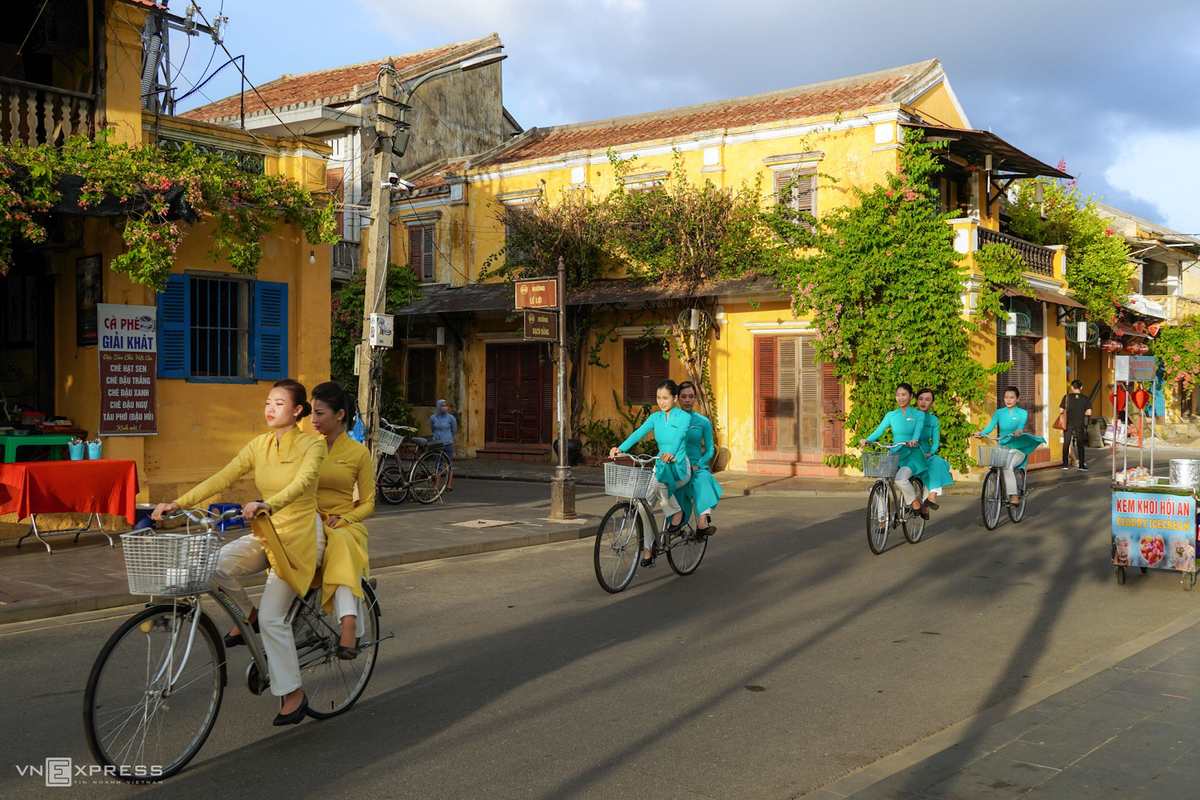 A glimpse of poetic Hoi An Ancient Town in autumn