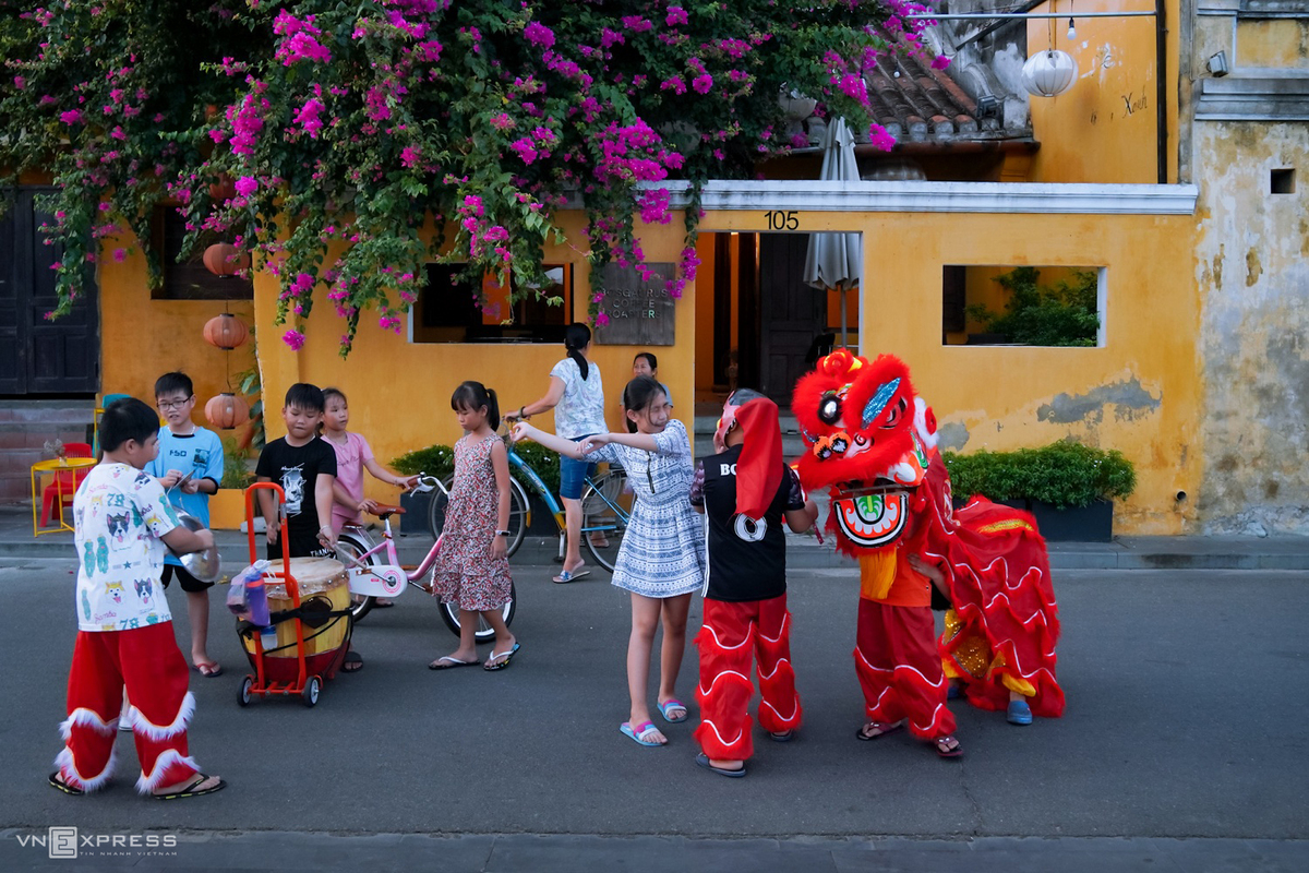 A glimpse of poetic Hoi An Ancient Town in autumn