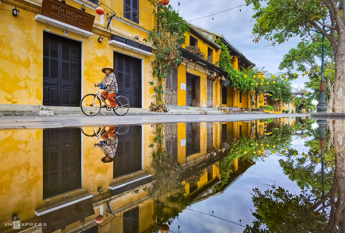 A glimpse of poetic Hoi An Ancient Town in autumn