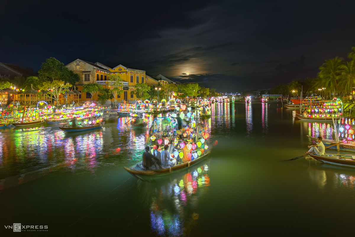 A glimpse of poetic Hoi An Ancient Town in autumn