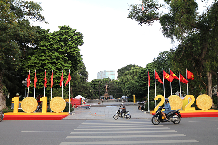 Hanoi streets brilliantly decorated to celebrate 1010th anniversary of Thang Long – Hanoi