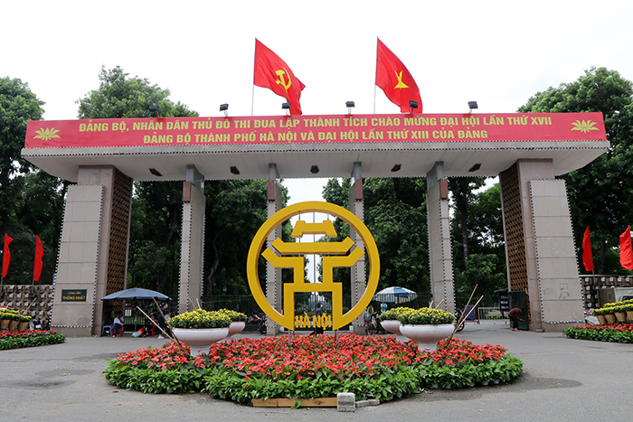 Hanoi streets brilliantly decorated to celebrate 1010th anniversary of Thang Long – Hanoi