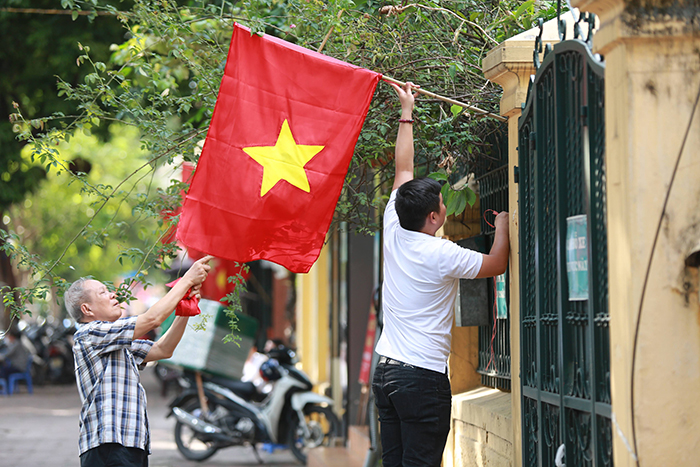 Hanoi streets brilliantly decorated to celebrate 1010th anniversary of Thang Long – Hanoi