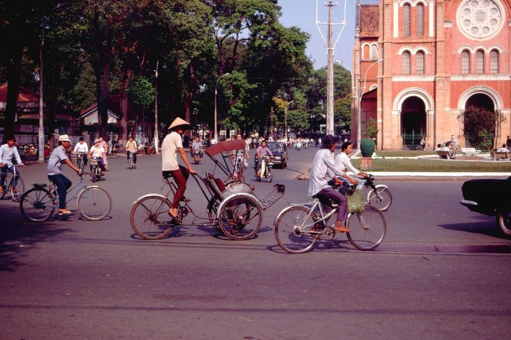 Amazing photos of traffic in Saigon in 1989