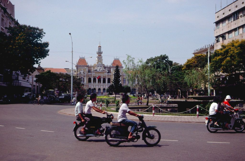 Amazing photos of traffic in Saigon in 1989