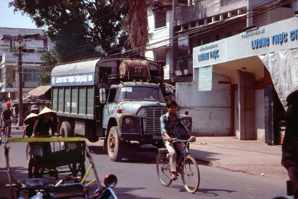 Amazing photos of traffic in Saigon in 1989