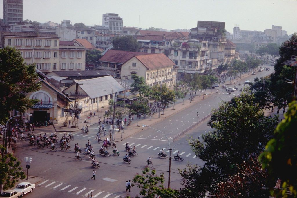 Amazing photos of traffic in Saigon in 1989