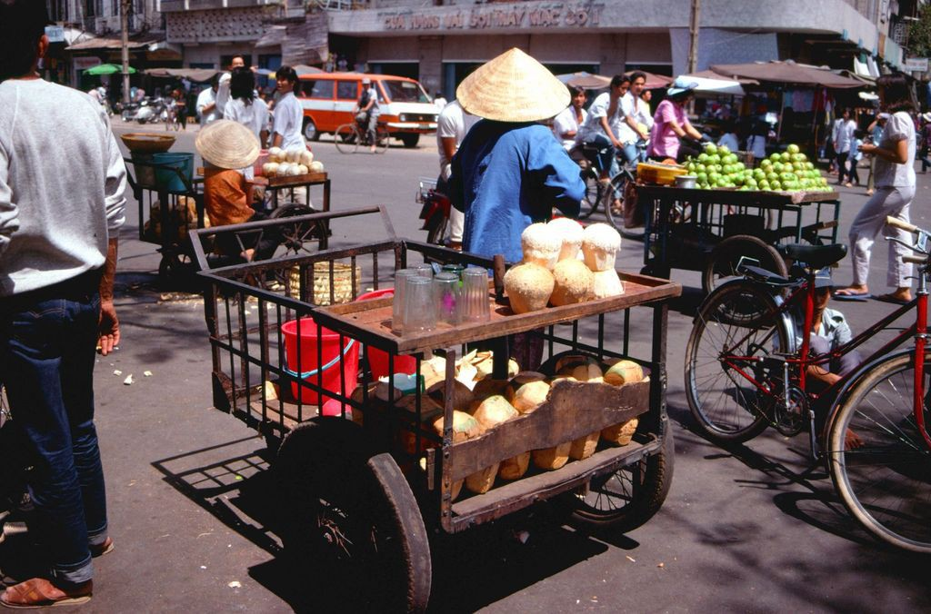 Amazing photos of traffic in Saigon in 1989