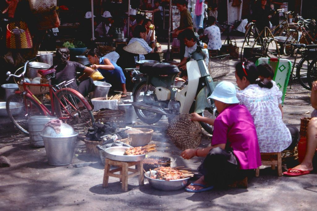 Amazing photos of traffic in Saigon in 1989