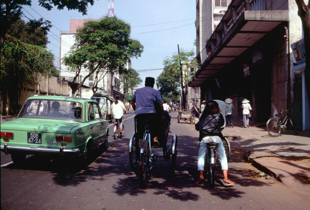 Amazing photos of traffic in Saigon in 1989