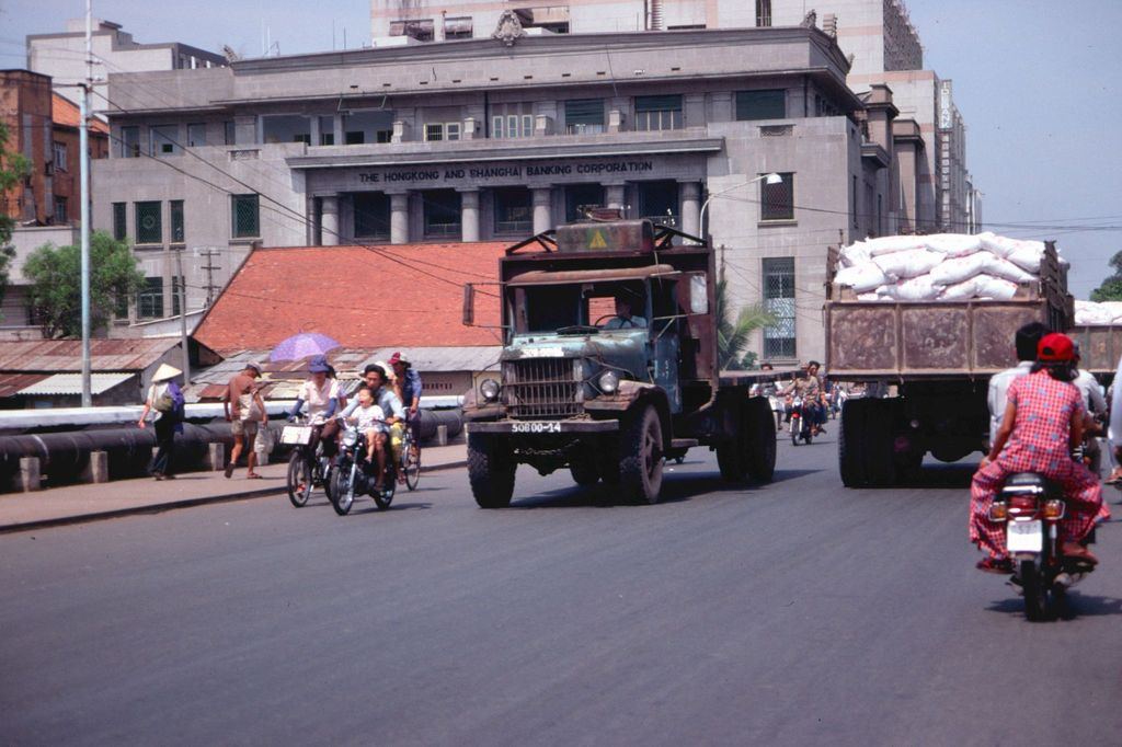 Amazing photos of traffic in Saigon in 1989