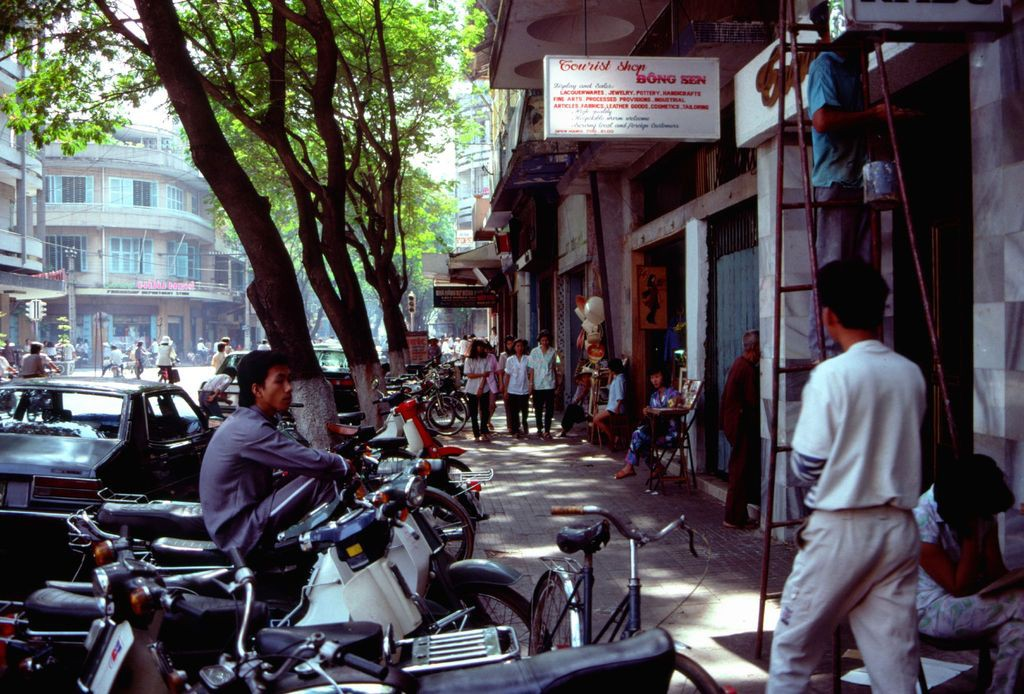 Amazing photos of traffic in Saigon in 1989