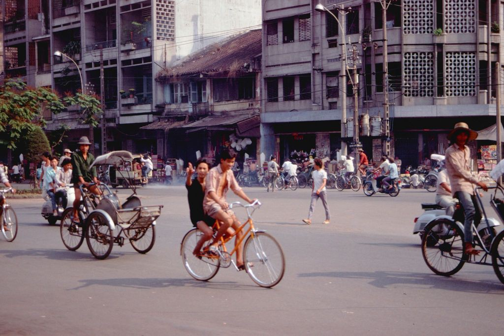 Amazing photos of traffic in Saigon in 1989