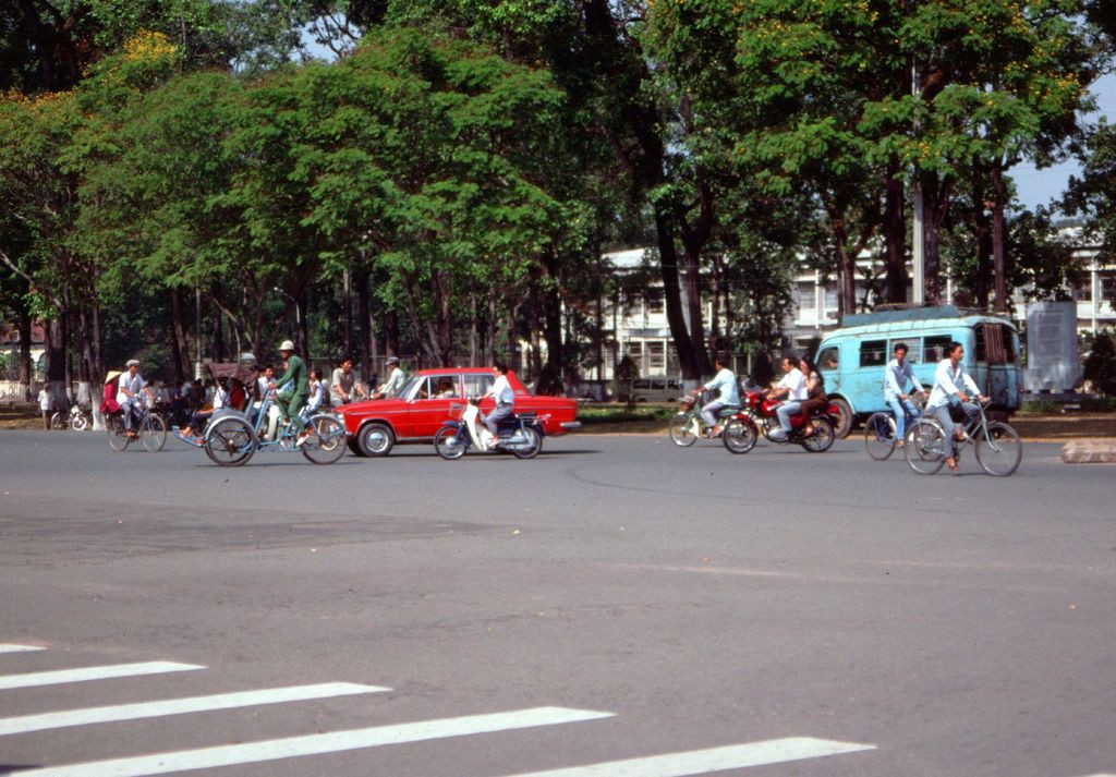 Amazing photos of traffic in Saigon in 1989