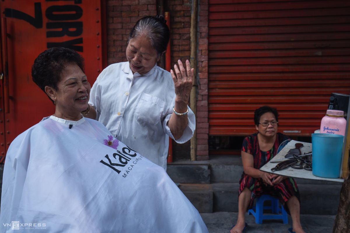 Vietnamese female beauties at work across the country in photos