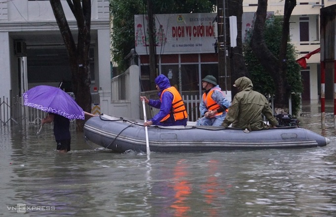 flooding in central vietnam updates 102 deaths 90000 people evacuated