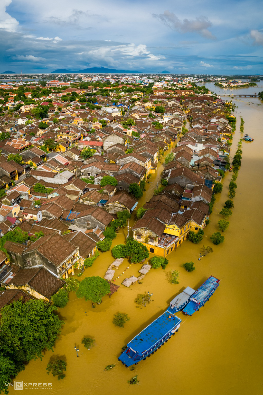 Boat rides around Hoi An ancient town in flood season