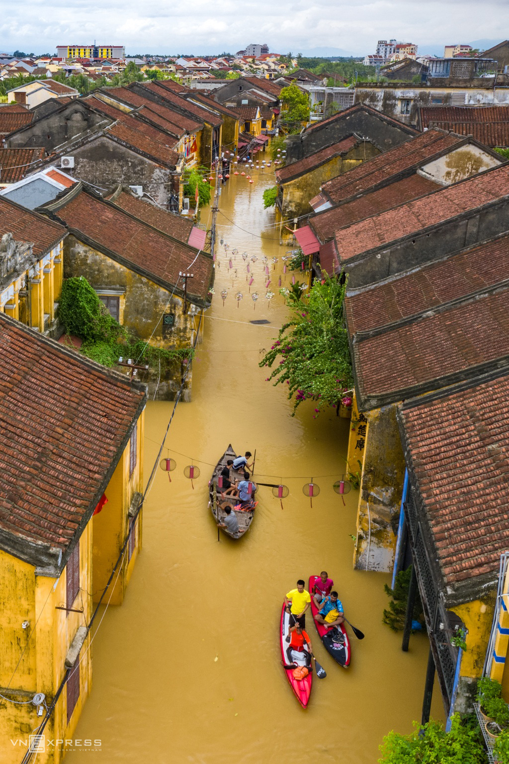 Boat rides around Hoi An ancient town in flood season