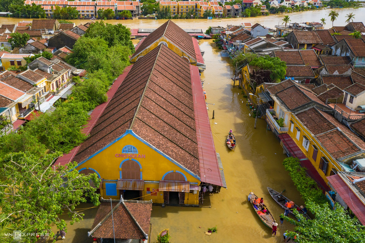 Boat rides around Hoi An ancient town in flood season