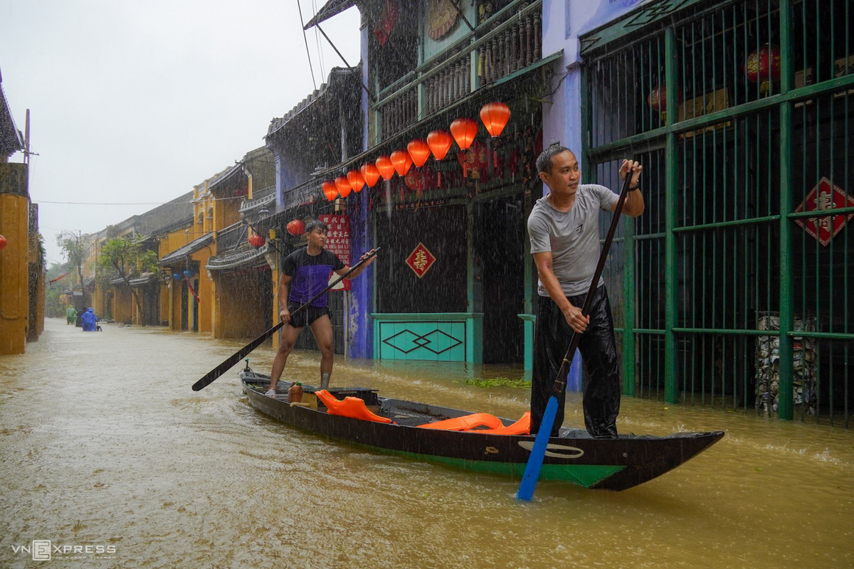 Boat rides around Hoi An ancient town in flood season