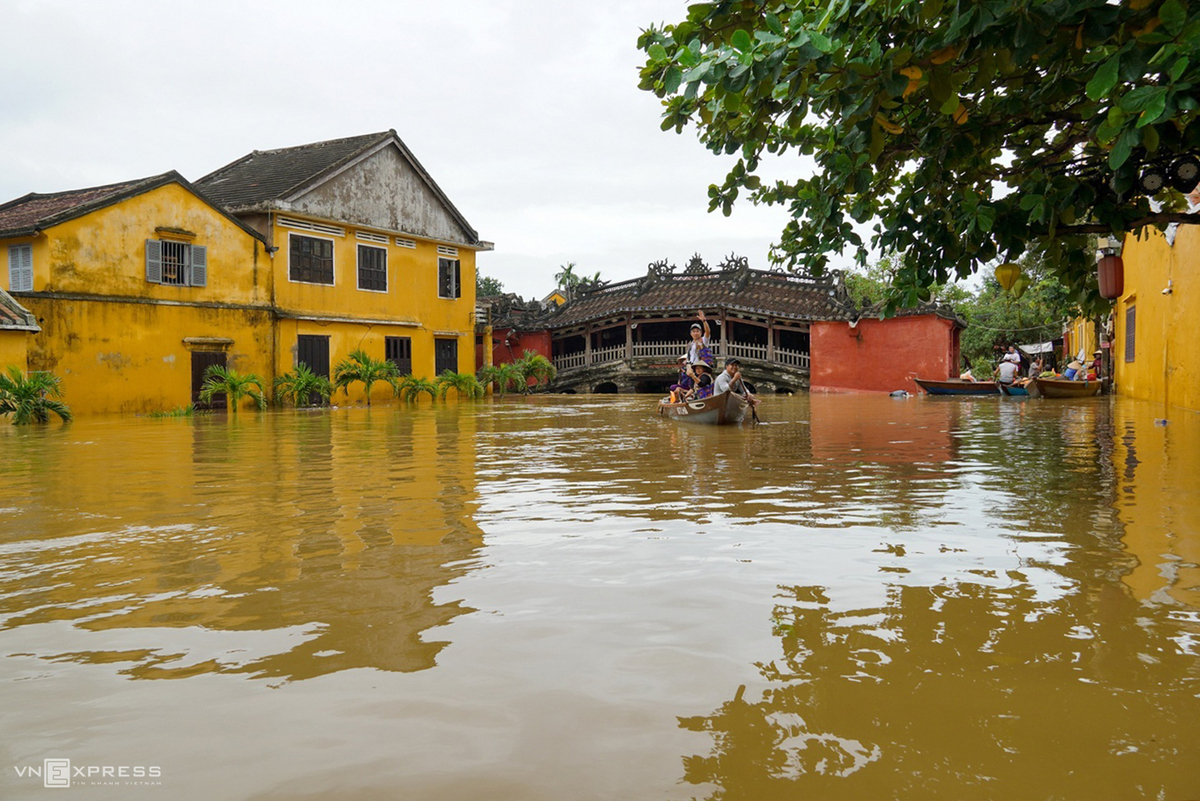 Boat rides around Hoi An ancient town in flood season