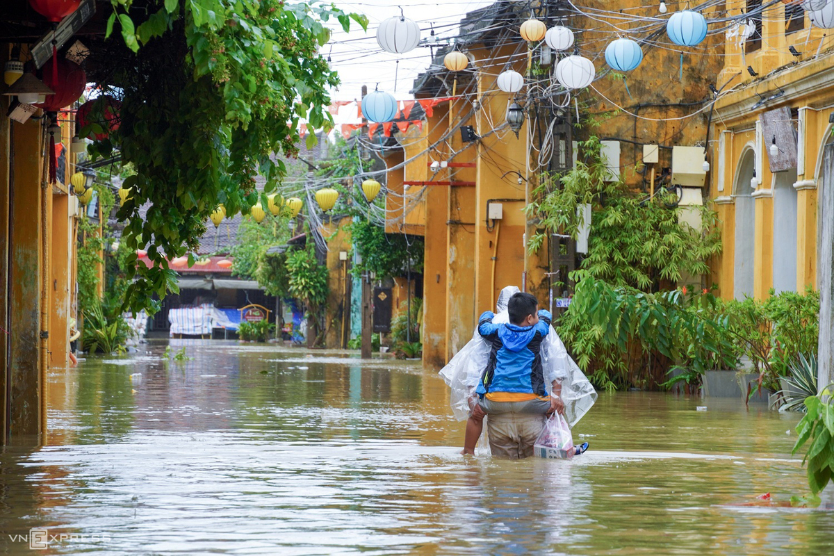 Boat rides around Hoi An ancient town in flood season