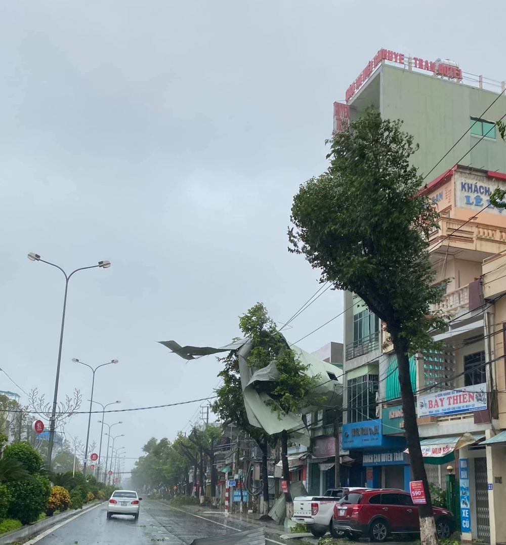 Quang Ngai, Quang Nam in central Vietnam left desolate after fierce storm Molave