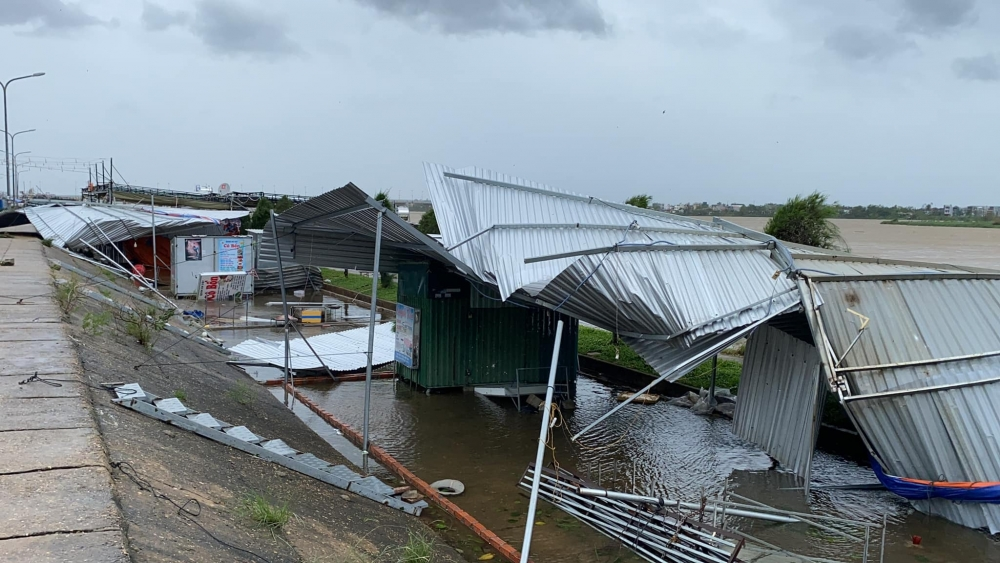 Quang Ngai, Quang Nam in central Vietnam left desolate after fierce storm Molave