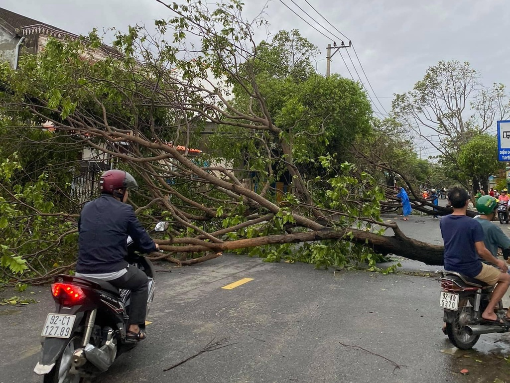 Hoi An ancient town wrecked after storm Molave