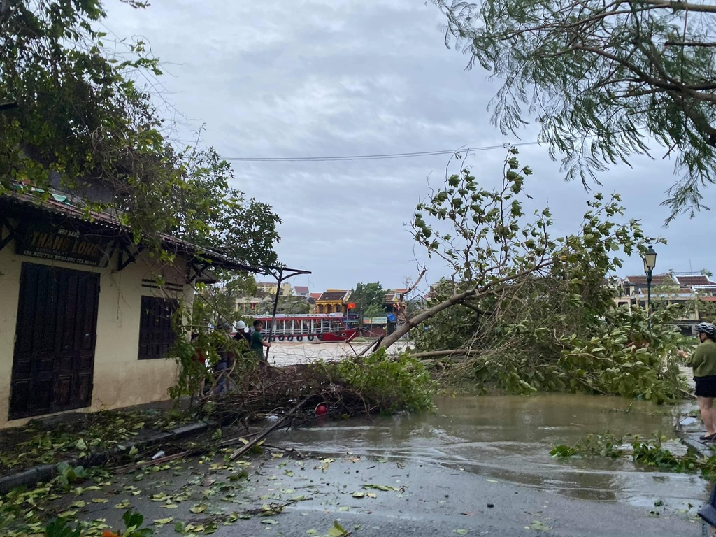 Hoi An ancient town wrecked after storm Molave