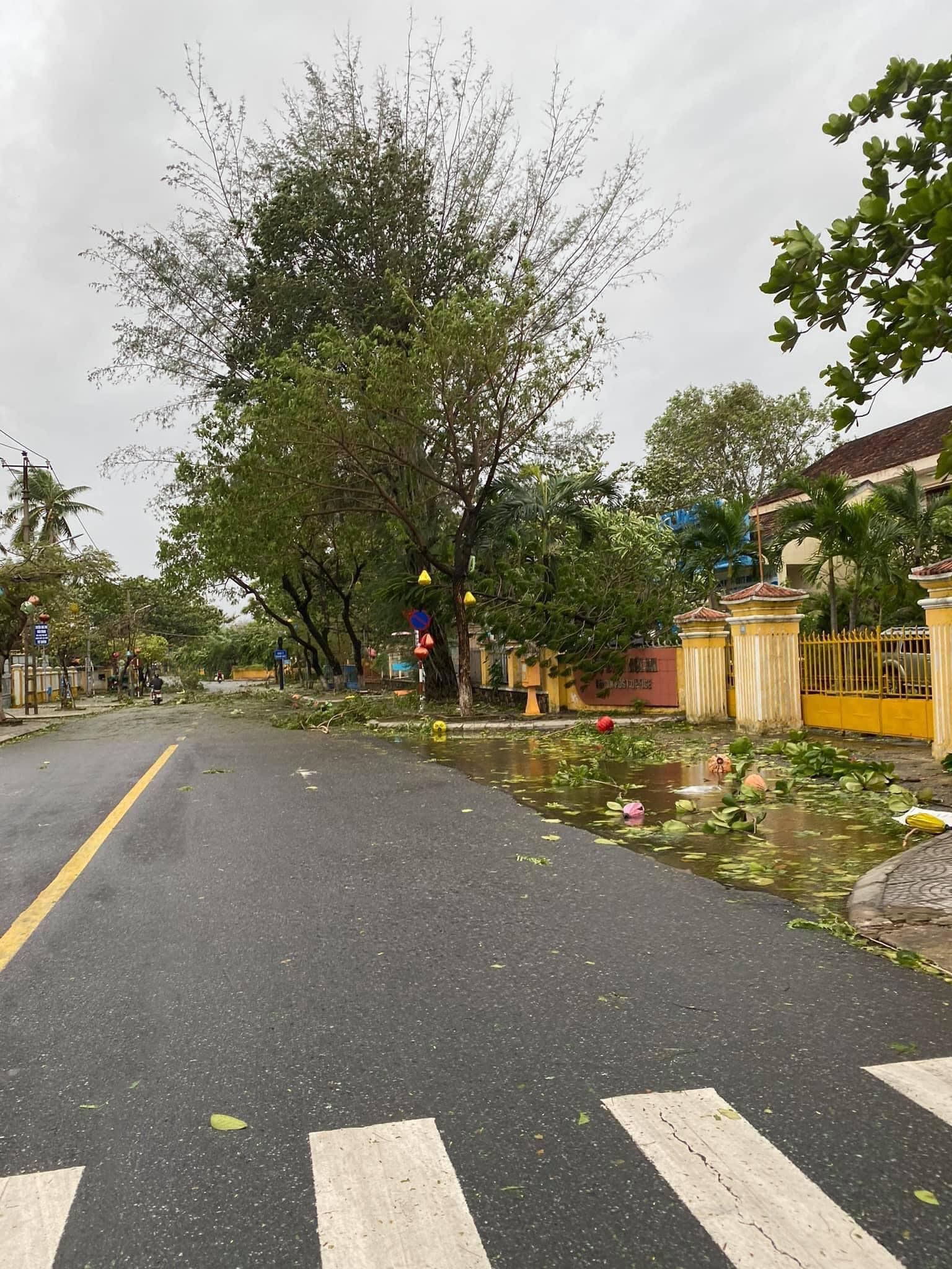 Hoi An ancient town wrecked after storm Molave