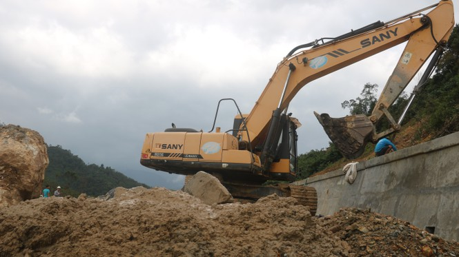 Roads in central Vietnam heavily ruined by storm Molave