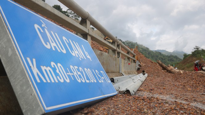 Roads in central Vietnam heavily ruined by storm Molave