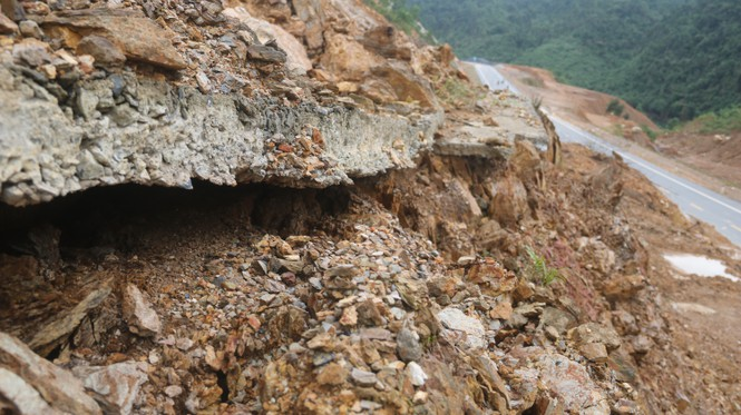 Roads in central Vietnam heavily ruined by storm Molave