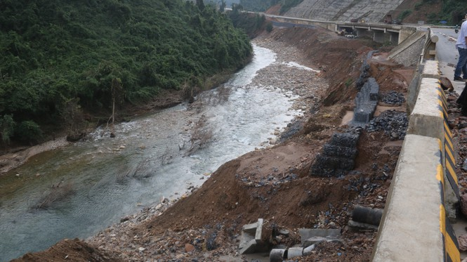 Roads in central Vietnam heavily ruined by storm Molave