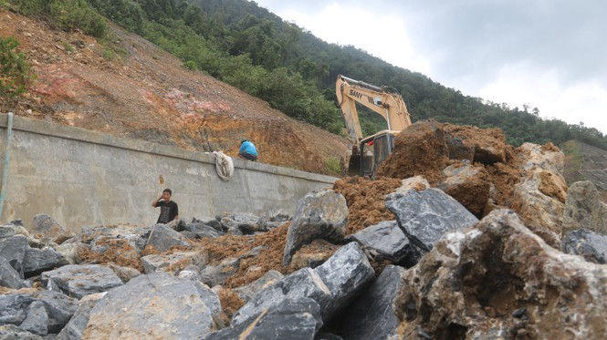 Roads in central Vietnam heavily ruined by storm Molave
