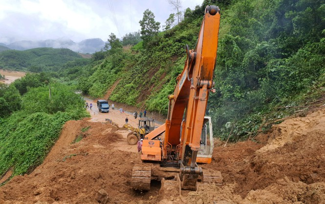 Roads in central Vietnam heavily ruined by storm Molave