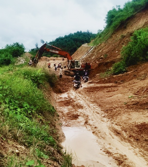 Roads in central Vietnam heavily ruined by storm Molave
