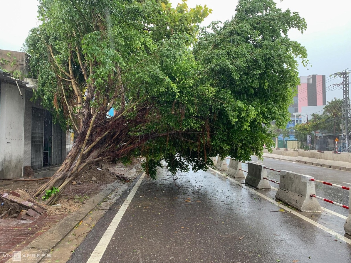 storm etau kills two people blows off house roofs in central vietnam