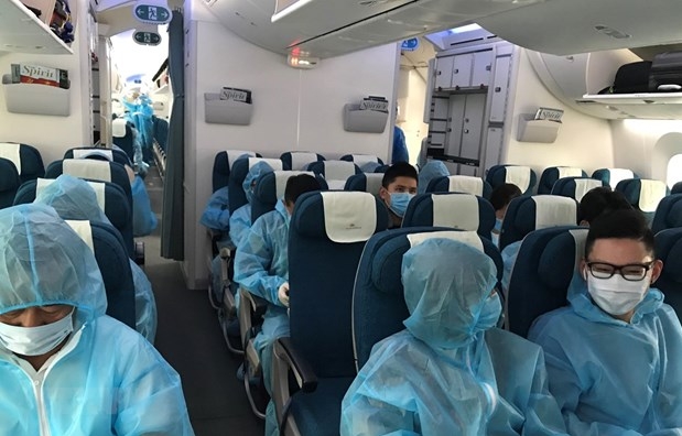 More commercial flights bring Vietnamese citizens home starting Dec 1