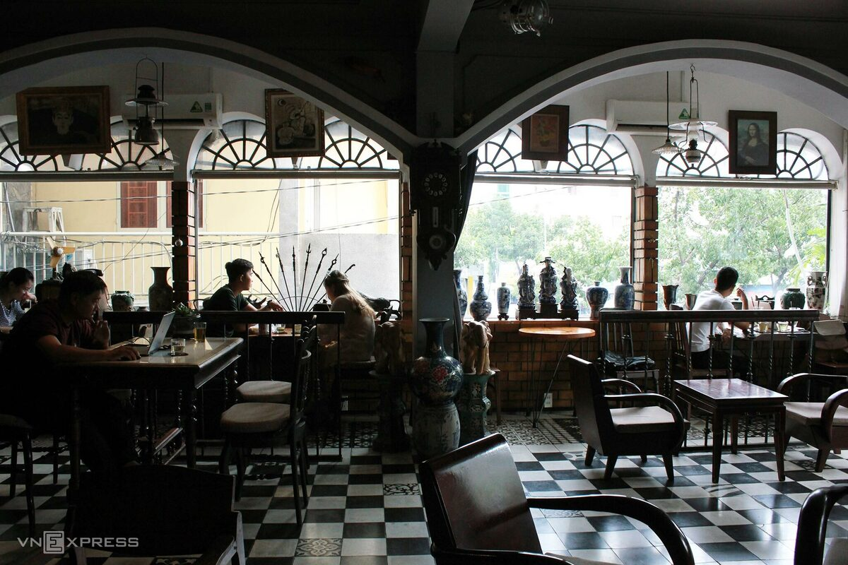 Video: Back in time at coffee shop in Vietnam’s southern metropolis