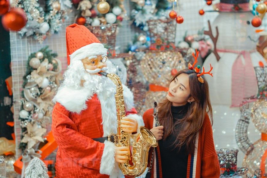 In photos: Hanoi' Old Quater overwhelmed in vibrant ambiance ahead of Christmas