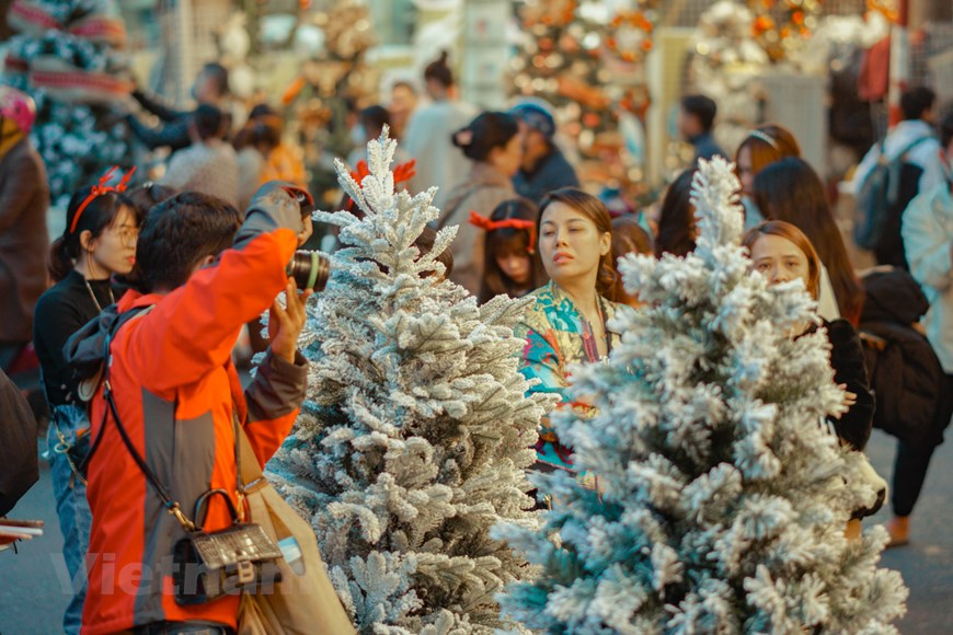 In photos: Hanoi' Old Quater overwhelmed in vibrant ambiance ahead of Christmas