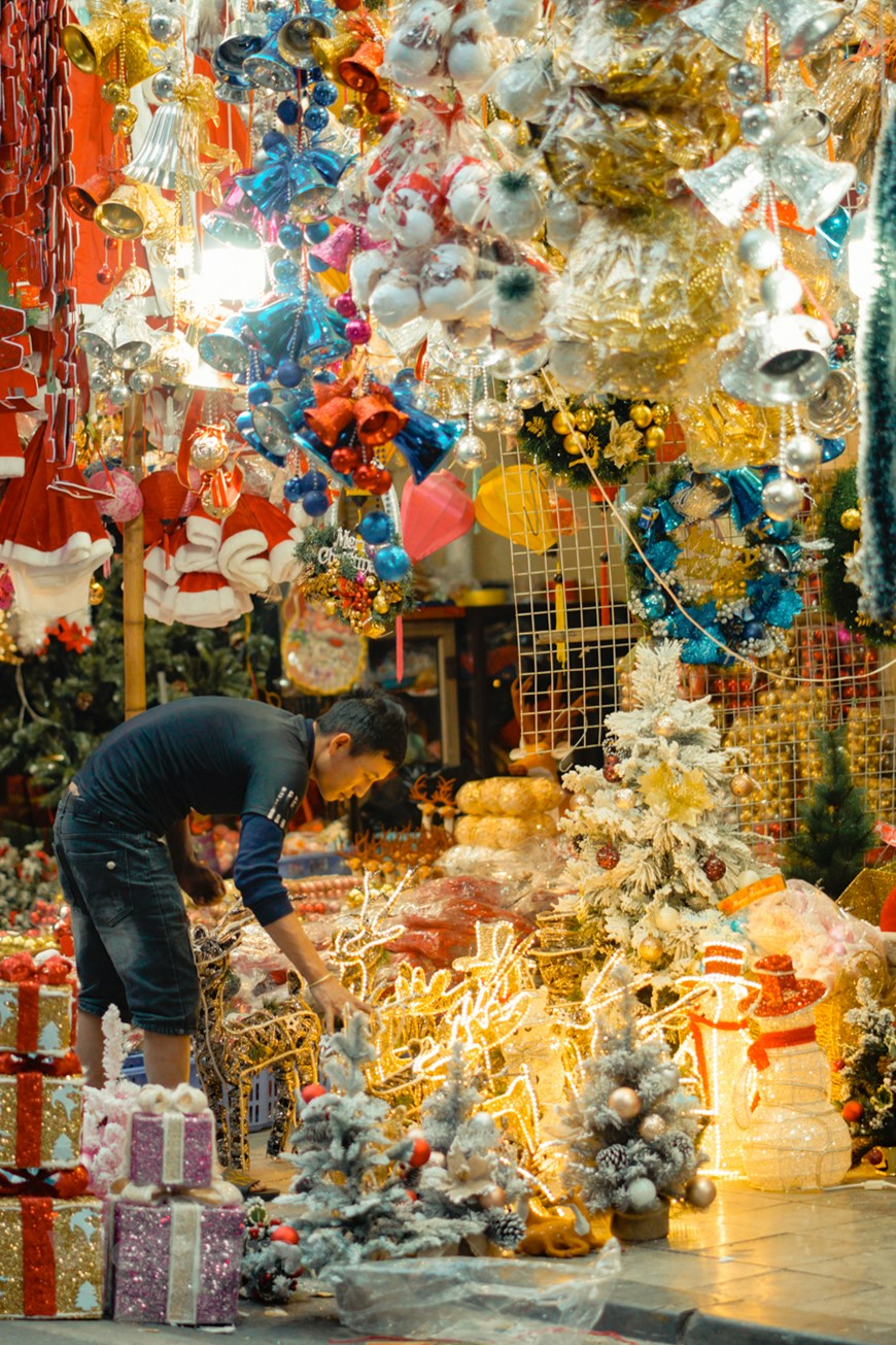In photos: Hanoi' Old Quater overwhelmed in vibrant ambiance ahead of Christmas