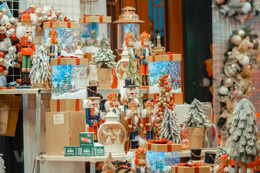 In photos: Hanoi' Old Quater overwhelmed in vibrant ambiance ahead of Christmas