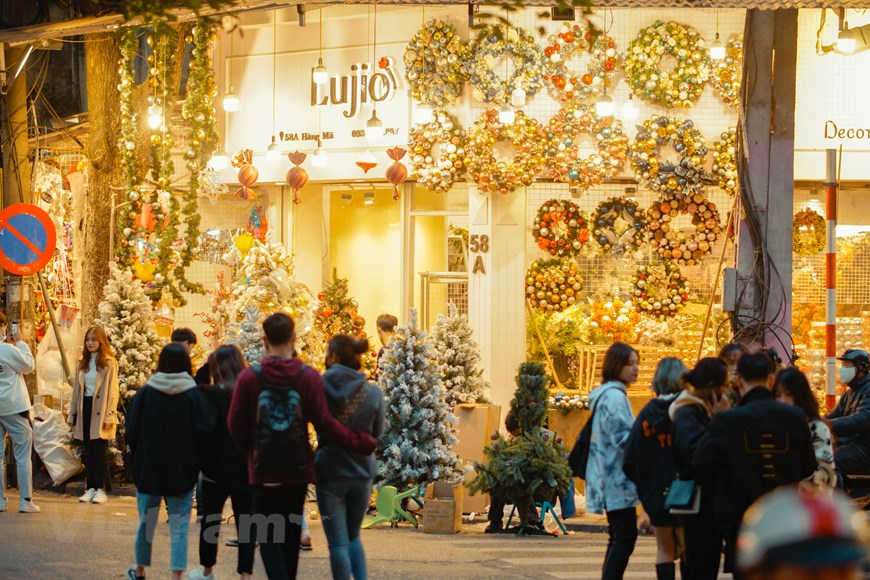 In photos: Hanoi' Old Quater overwhelmed in vibrant ambiance ahead of Christmas